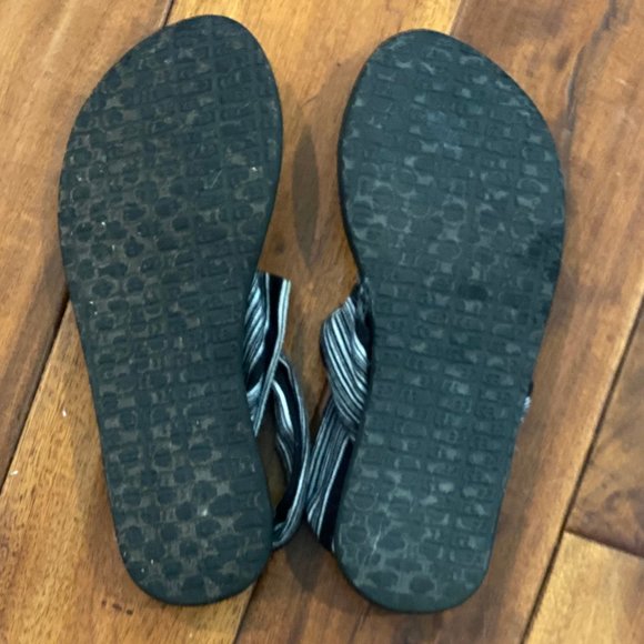 Sanuk Women's Yoga Sling Flip-Flop Sandle Bk/Wt stripe US 7 - Picture 3 of 3